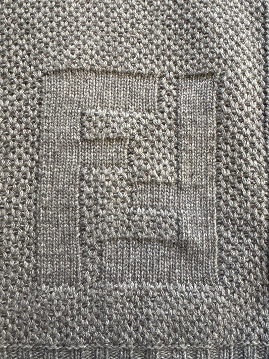 Fendi Designer-Strickschal Grau Unisex, 20 x 174 cm, Detail des eingestrickten FF-Logos