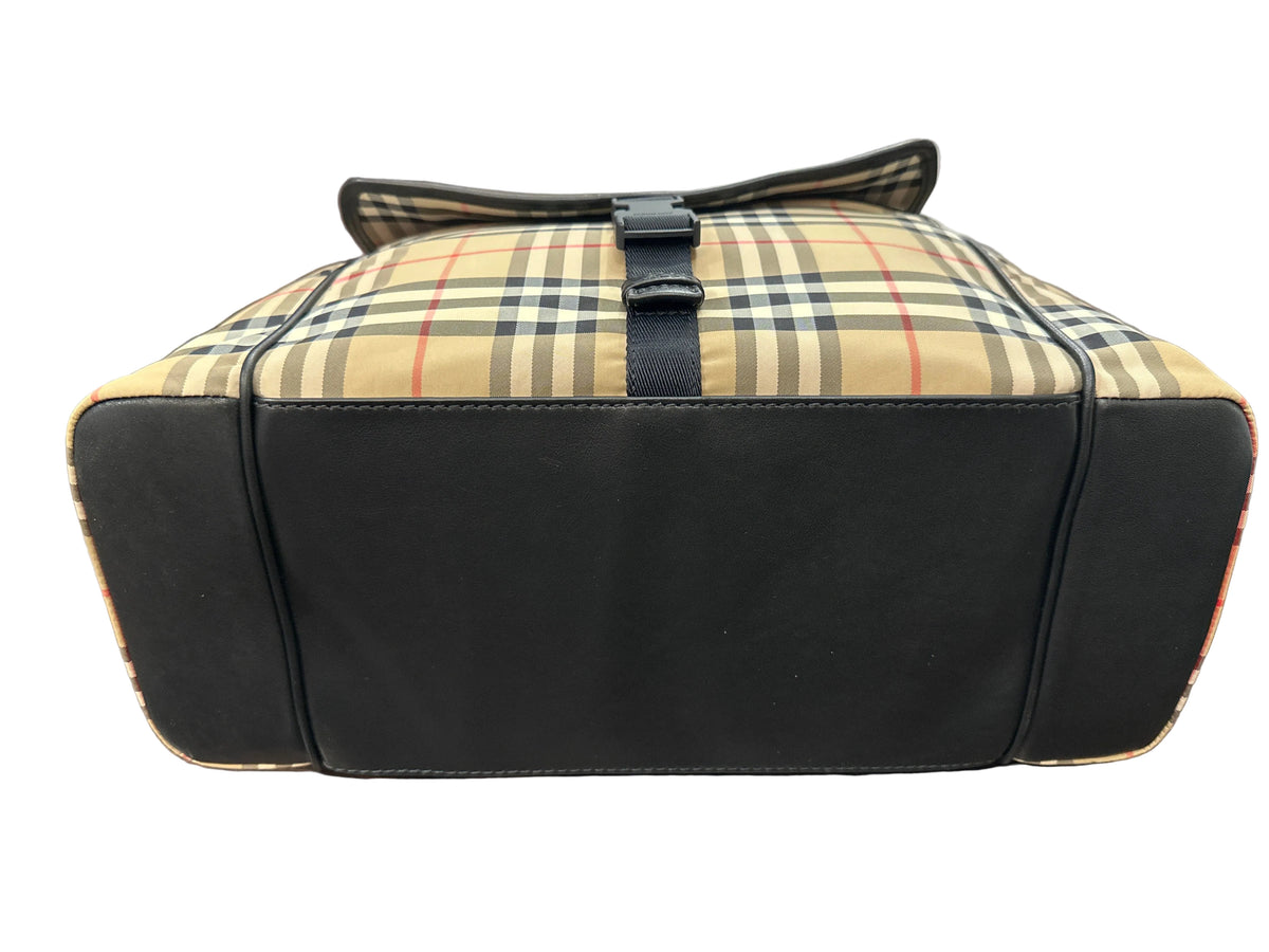 Burberry Designer Wickeltasche und Business-Bag im klassischen Muster, Bodenansicht
