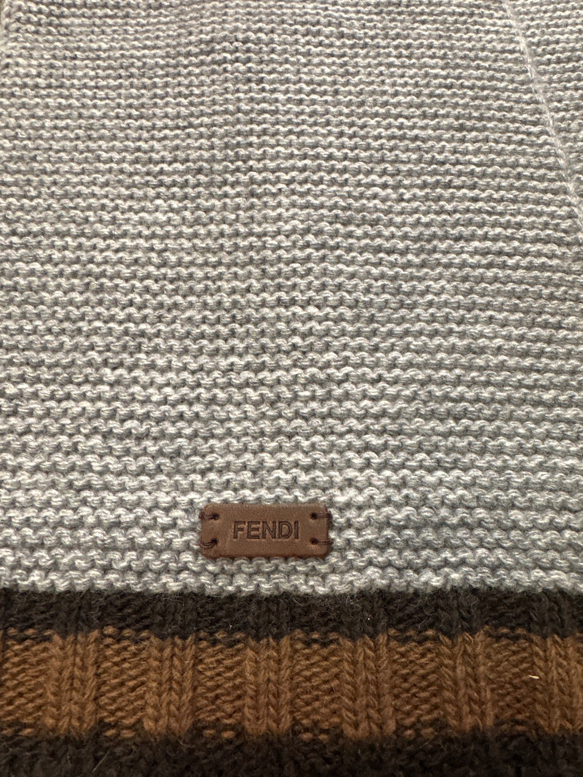 Fendi Designer-Strickschal Grau Unisex, 17 x 179 cm, Detailansicht der Strickstruktur mit Logo und Rand