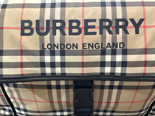 Burberry Designer Wickeltasche und Business-Bag, Logo auf der Vorderseite