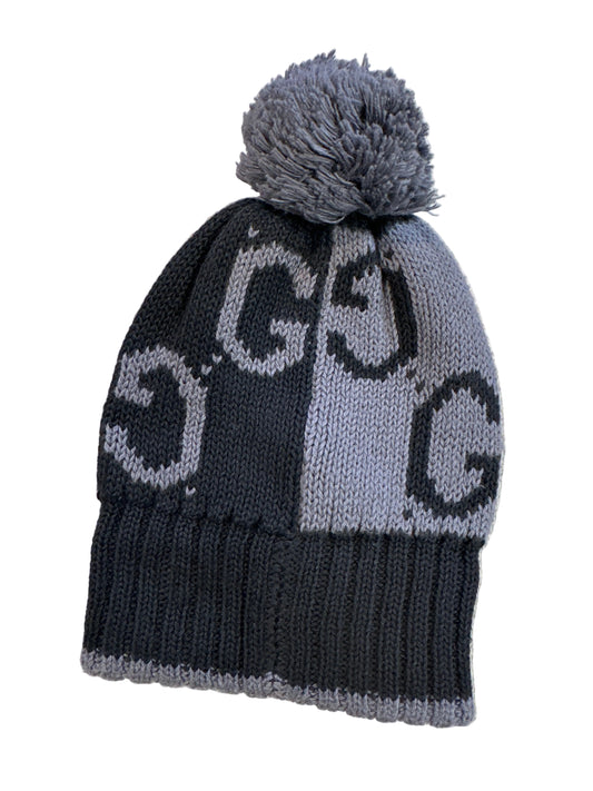 Gucci Strickmütze, in Schwarz/Grau, Größe S, Nahansicht mit grauem Bommel, G- Muster und Rippbund