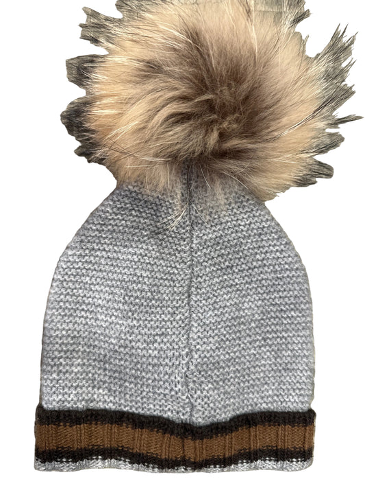Fendi Designer-Babystrickmütze Grau Unisex 1-2 Jahre, mit Echtfellbommel und Etikett, Rückansicht