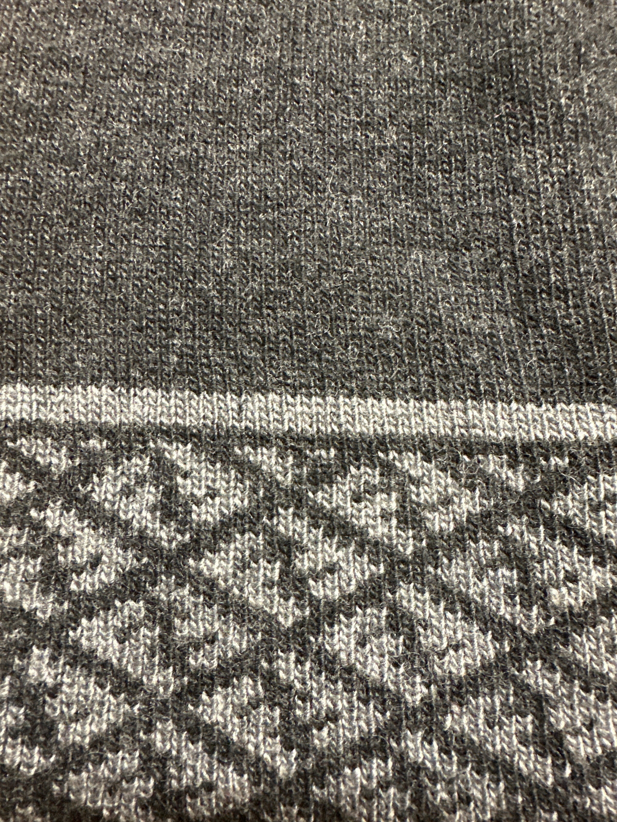 Fendi Designer-Strickmütze grau, Größe 54-56, Detailansicht der Strickstruktur und des Logomusters 