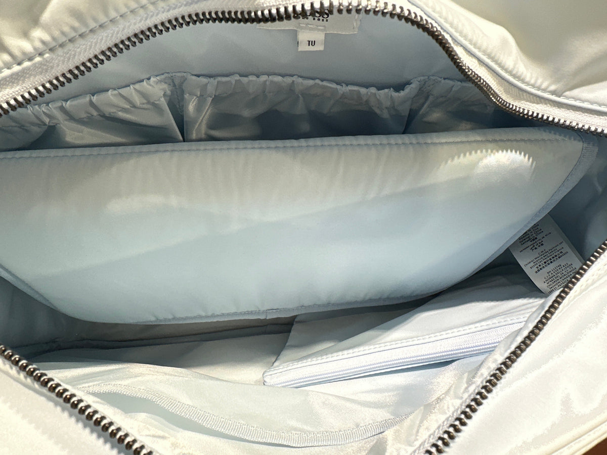 Boss Hugo Boss Wickeltasche hellblau, geöffnetes Hauptfach mit Innenfächern und Wickelunterlage