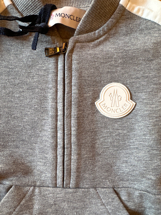 Moncler Designer-Baby-Einteiler grau, 9-12 Monate, Detailansicht mit Brustlogo und Reißverschlss