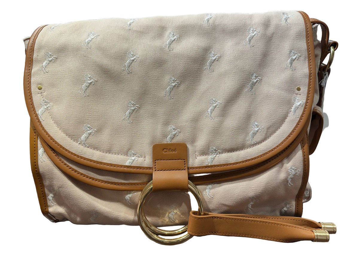 Chloe` Designer-Wickeltasche altrosa für Mädchen, Vorderansicht mit Logo- Stickmuster, brauner Einfassung und Ringverschluss