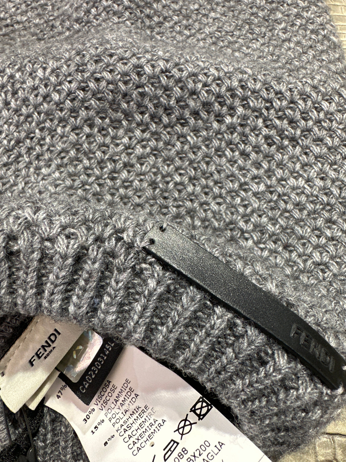 Fendi Designer-Kinder-Strickmütze 2-6 Jahre mit Echtfell, Grau, Detail mit Logo und Materialetikett, Innenansicht 