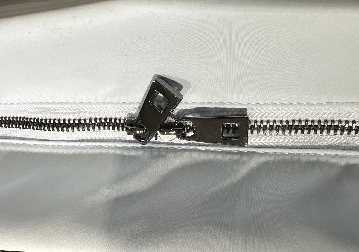 Boss Hugo Boss Wickeltasche hellblau, Detail des Zwei-Wege-Reißverschlusses