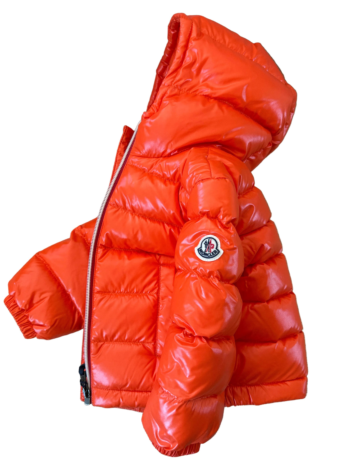 Moncler Designer-Baby-Daunenjacke orange, 12-18 Monate, Seitenansicht mit Moncler-Logo am Ärmel