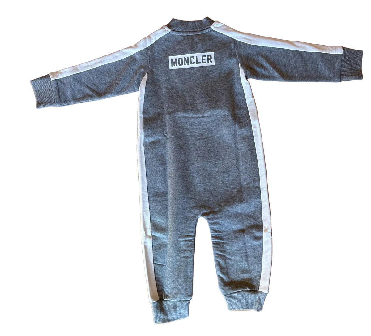 Moncler Designer-Baby-Einteiler grau, 9-12 Monate, Rückansicht mit Moncler-Schriftzug und weißen Streifen