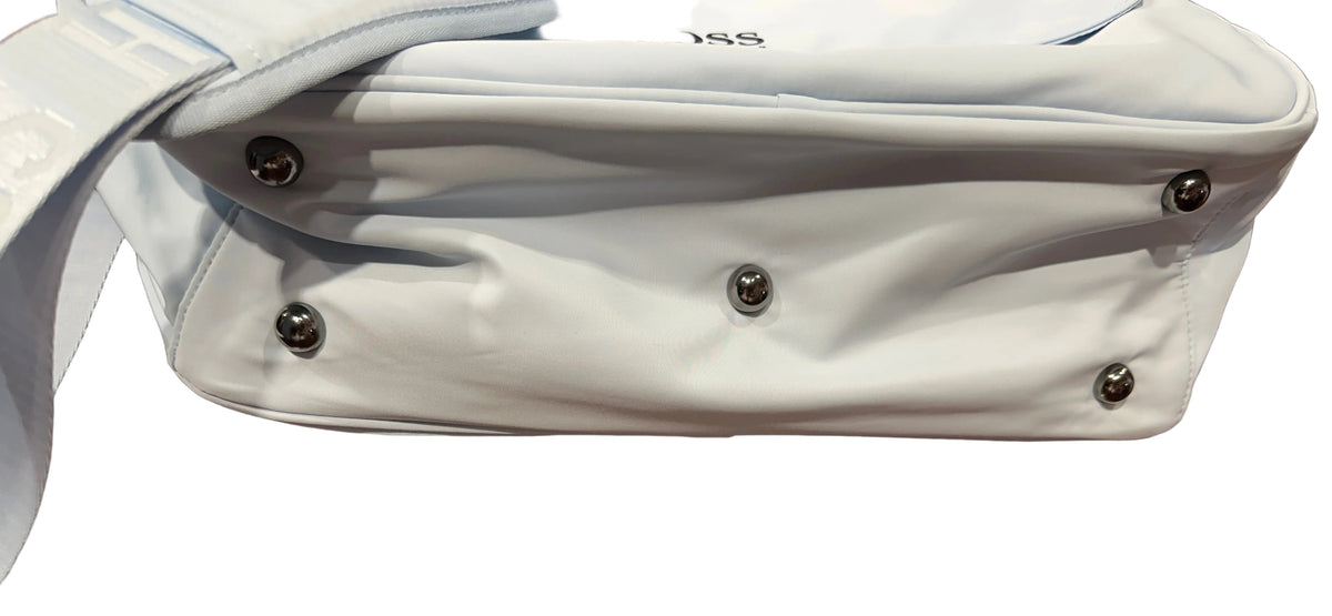 Boss Hugo Boss Wickeltasche hellblau, Bodenansicht mit fünf Metallfüßen