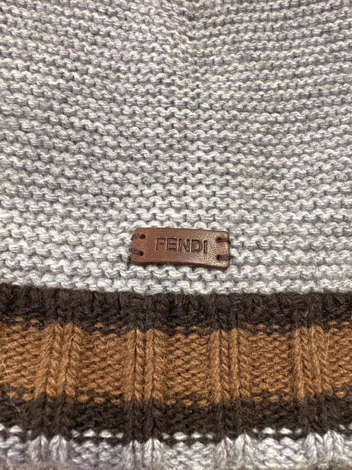 Fendi Designer-Babystrickmütze Grau Unisex, 1-2 Jahre, Detail des Logos und braun-schwarzen Rippbündchen