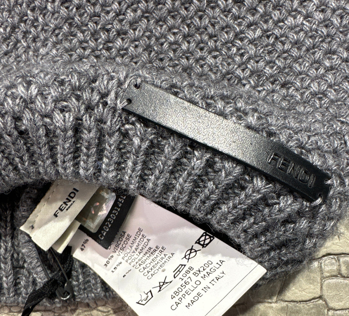 Fendi Designer-Kinder-Strickmütze 2-6 Jahre mit Echtfell, Grau, Detail mit Logo und Materialetikett, Innenansicht