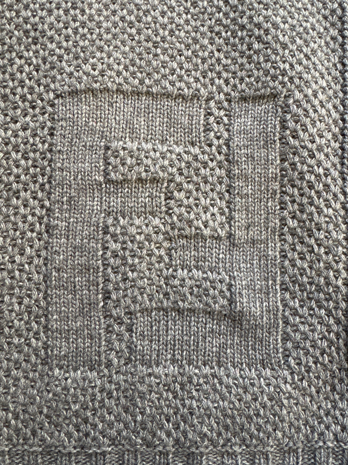 Fendi Designer-Strickschal Grau Unisex, 20 x 174 cm, Detail des eingestrickten FF-Logos