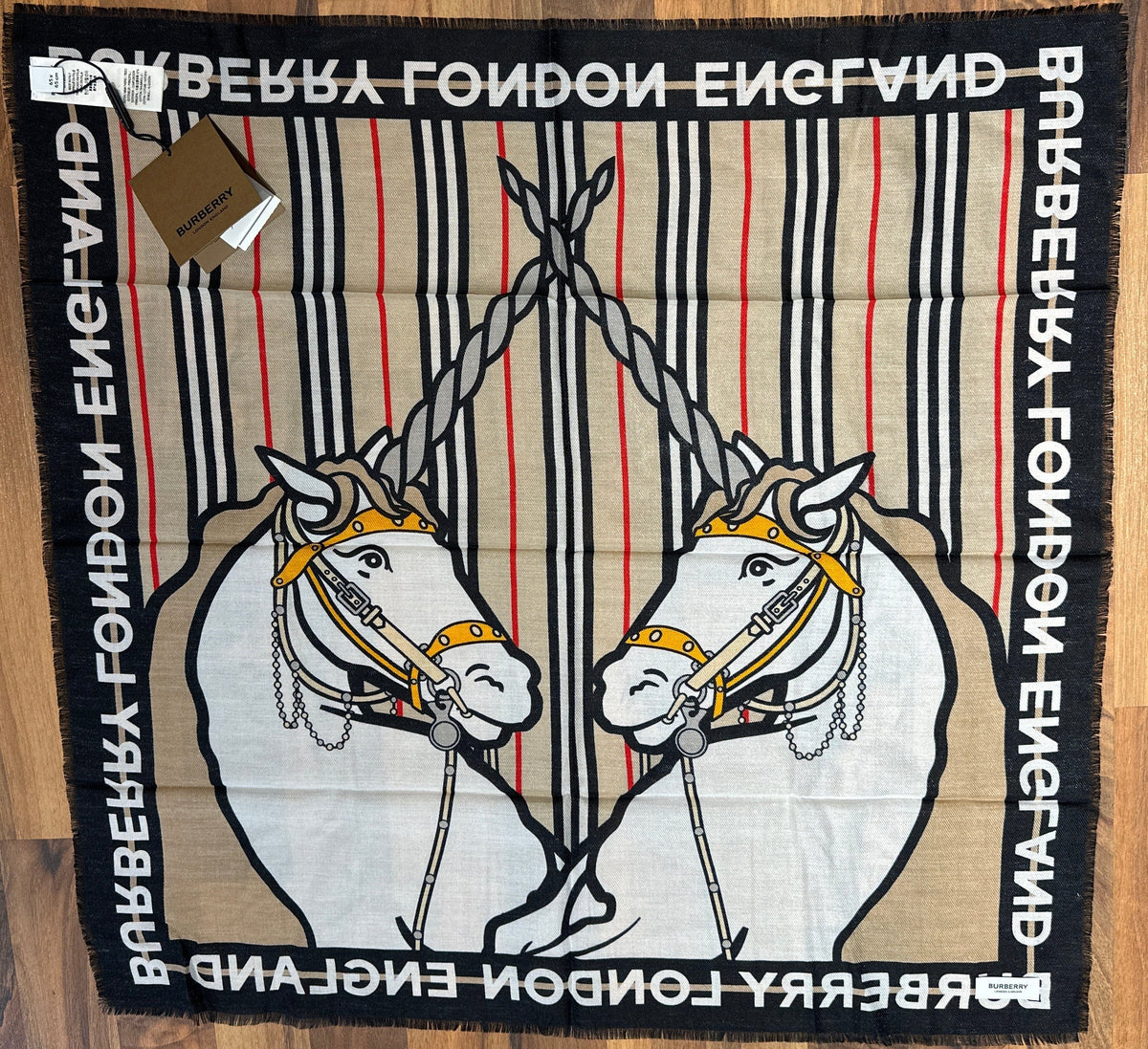Burberry Designer-Tuch, 65 x 65 cm, beige mit Pferdemotiv, Gesamtansicht mit Etikett und Anhänger, Rückansicht