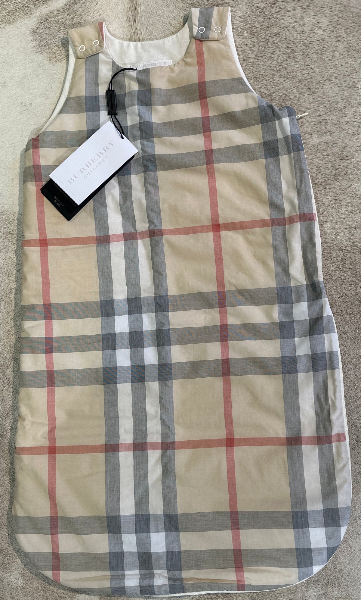 Burberry Designer- Babyschlafsack in beigem Karo, 96 x 42 cm, Vorderansicht mit Original Etikett
