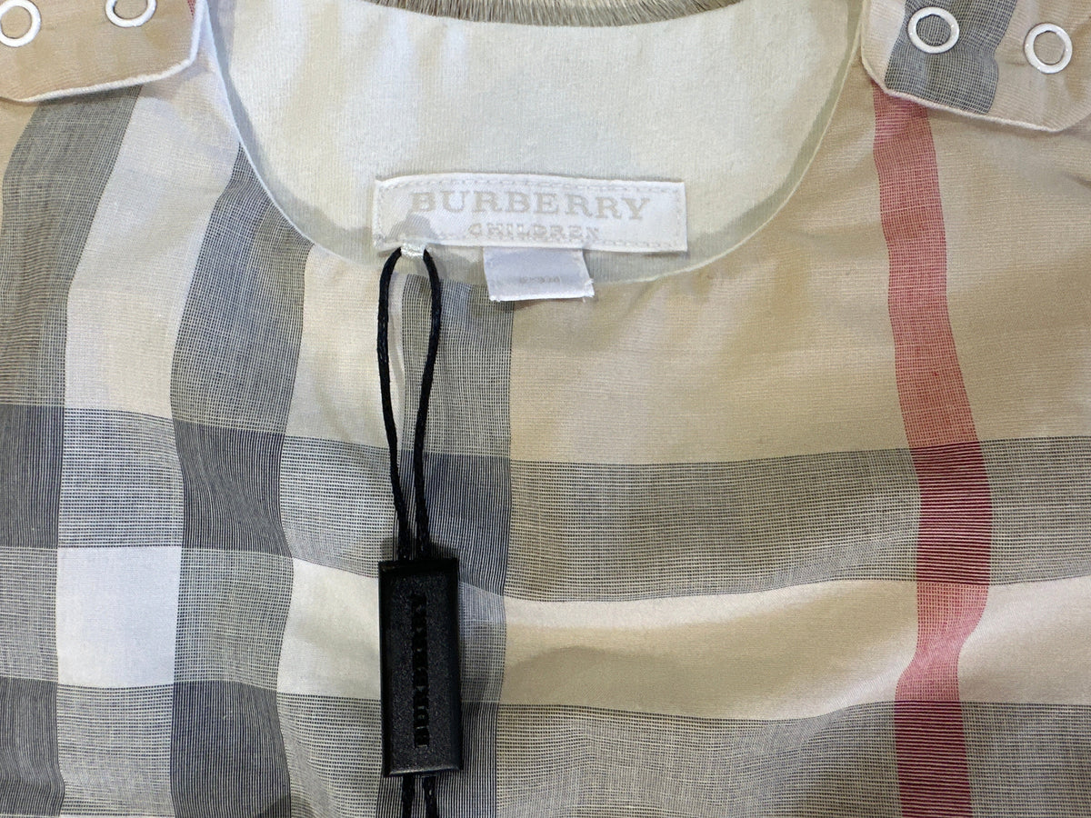 Burberry Babyschlafsack in beigem Karo, Nahaufnahme des Markenetiketts und der Druckknöpfe