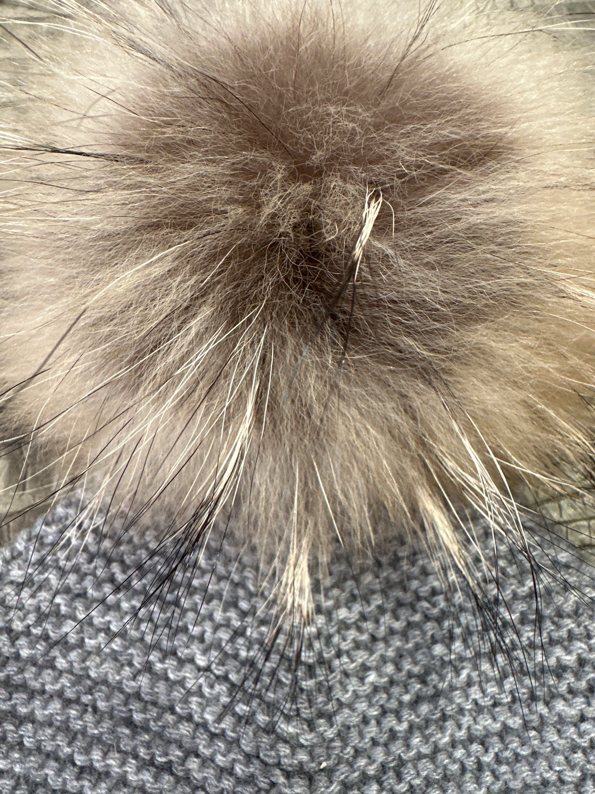 Fendi Designer-Babystrickmütze Grau Unisex, 1-2 Jahre, Nahaufnahme des Echtfellbommels und der Strickstruktur