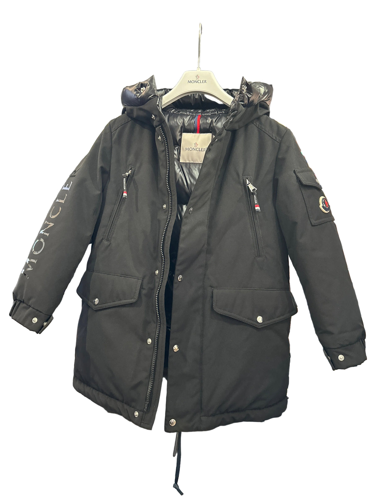 Moncler Designer Kinderdaunenjacke, schwarz, 8 Jahre (128 cm) Vorderansicht mit geöffnetem Reißverschluss 