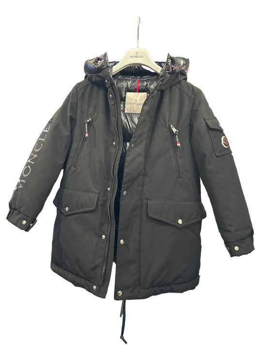 Moncler Designer Kinderdaunenjacke, schwarz, 8 Jahre (128 cm) Vorderansicht mit geöffnetem Reißverschluss 