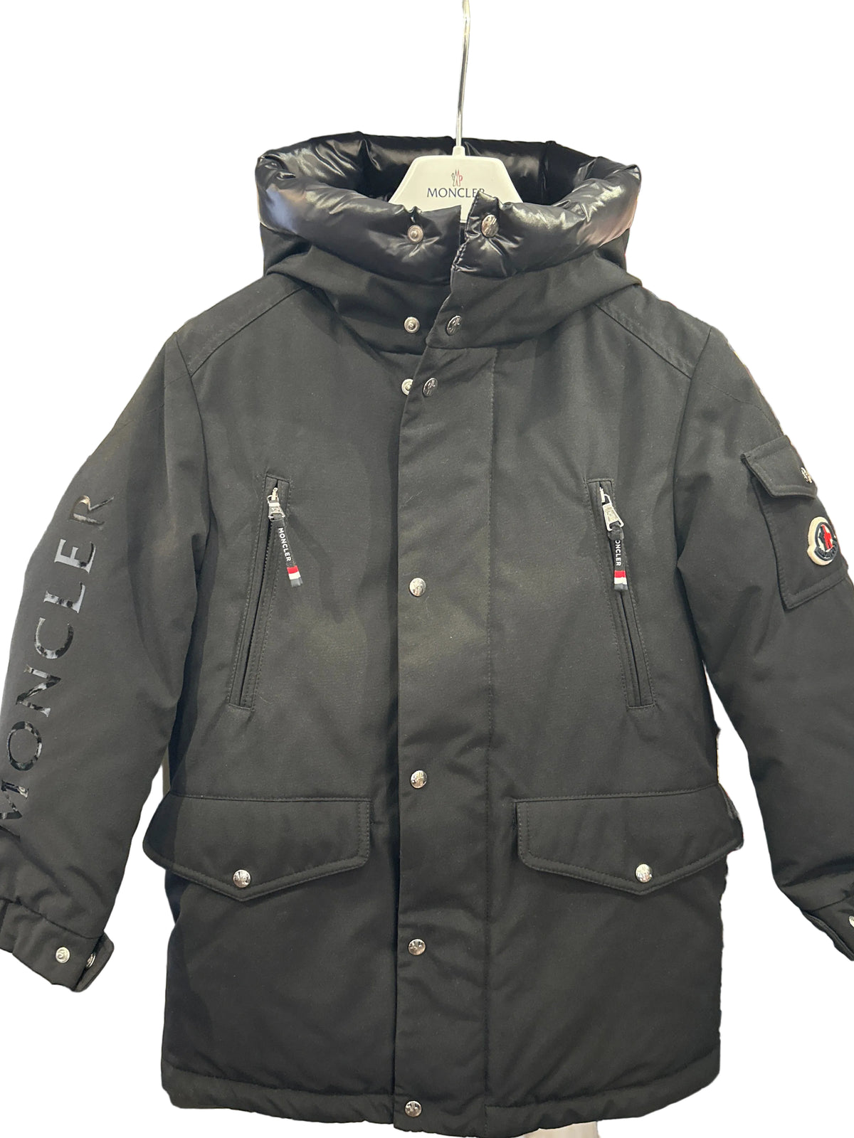 Moncler Designer-Kinderdaunenjacke, schwarz 8 Jahre (128 cm) Vorderansicht mit geschlossenem Reißverschluss 