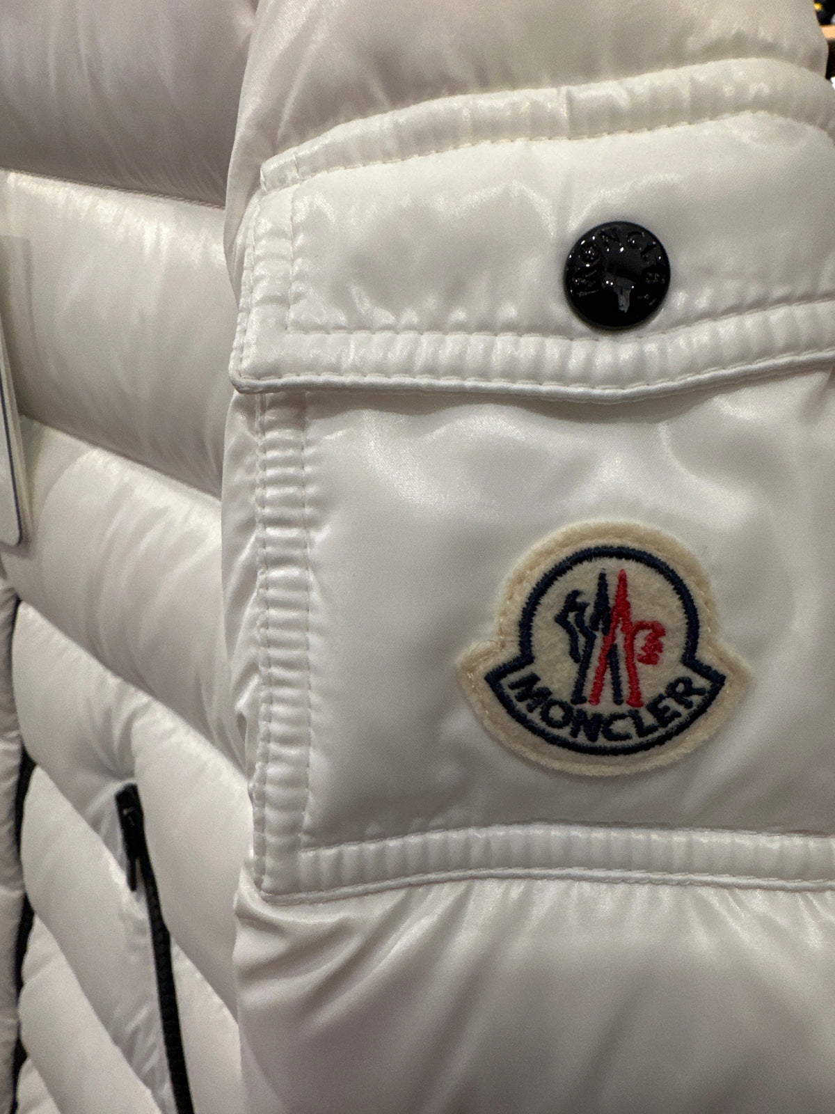 Moncler Daunenjacke Weiß Größe 10 Jahre Ärmel und Tasche mit Moncler-Logo