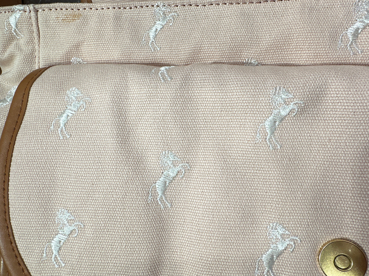 Chloe` Wickeltasche altrosa, geöffnete Taschenklappe mit kleinem Fleck oben links