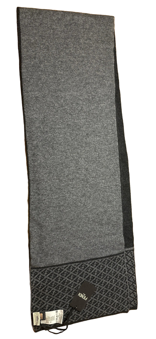 Fendi Designer-Strickschal grau für Kinder und Damen, 24 x 154 cm, helle Seite mit Logomuster am Ende