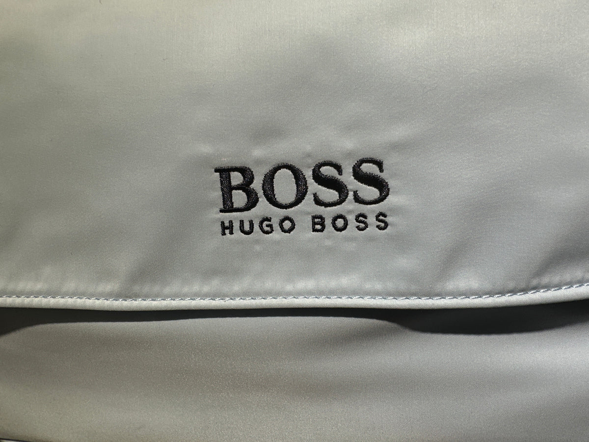 Boss Hugo Boss Wickeltasche hellblau, Nahaufnahme des gestickten Markenlogos