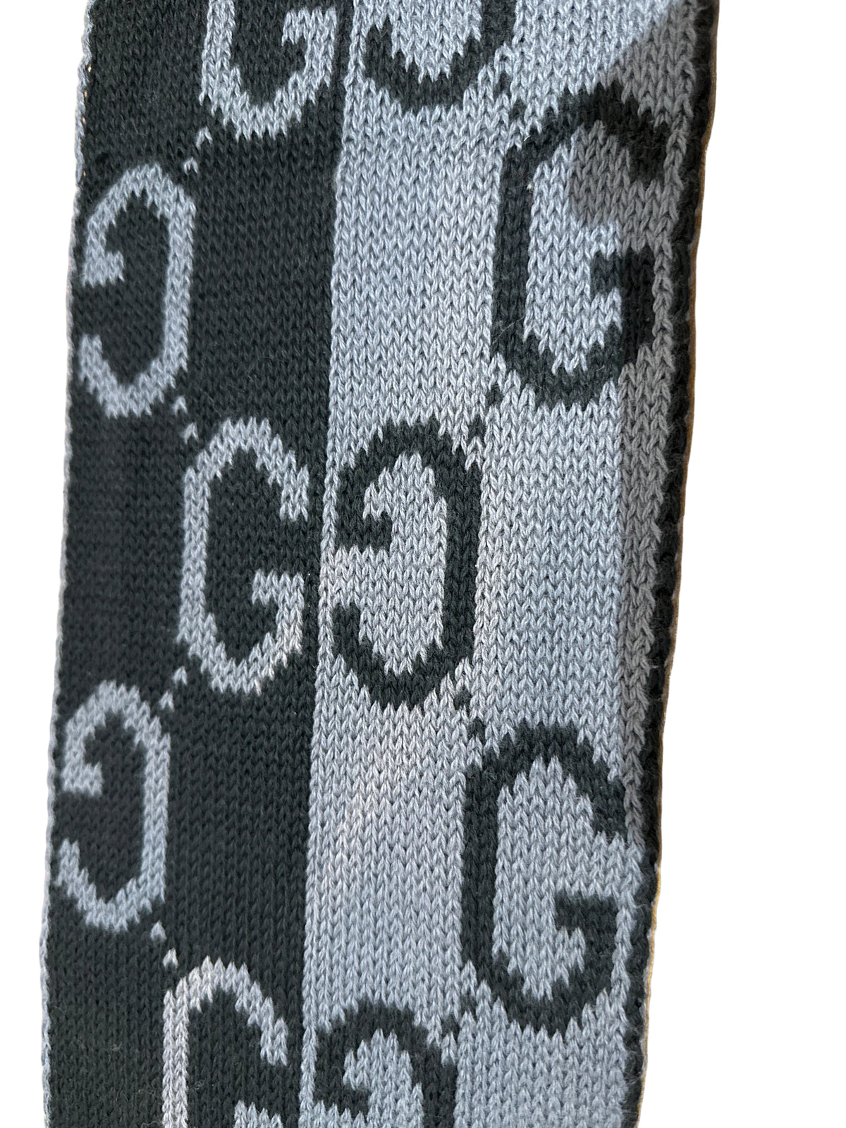 Gucci Strickschal in Schwarz/Grau, Detailaufnahme der leichten Farbfehler im G-Muster