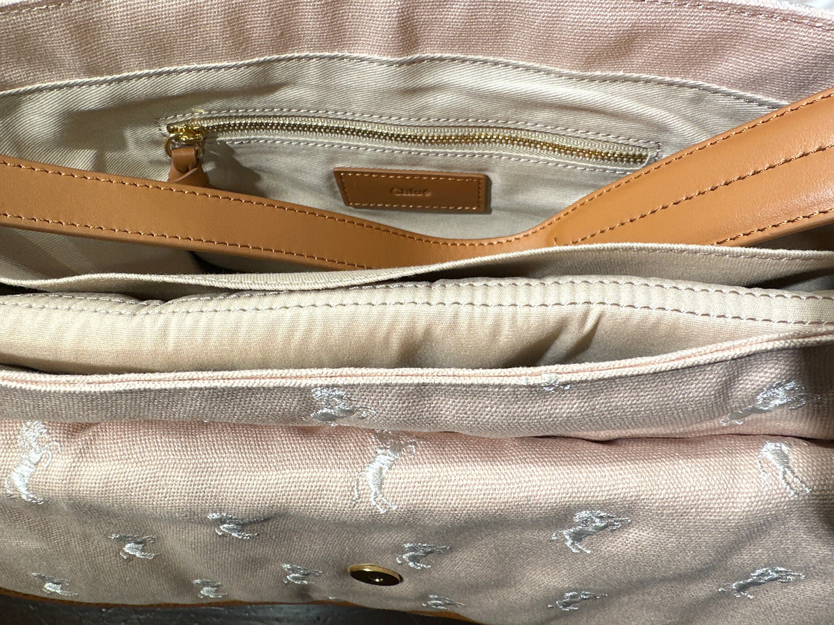 Chloe` Wickeltasche altrosa, geöffnetes Hauptfach mit Wickelunterlage und Reißverschluss