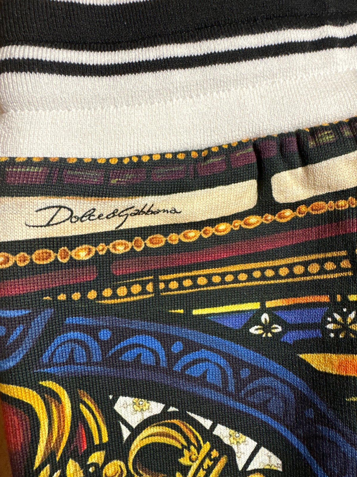 Dolce&Gabbana Designer-Jogginghose, 2 Jahre, Detail des Markenlogos und schwarz-cremefarbenen Streifenbunds
