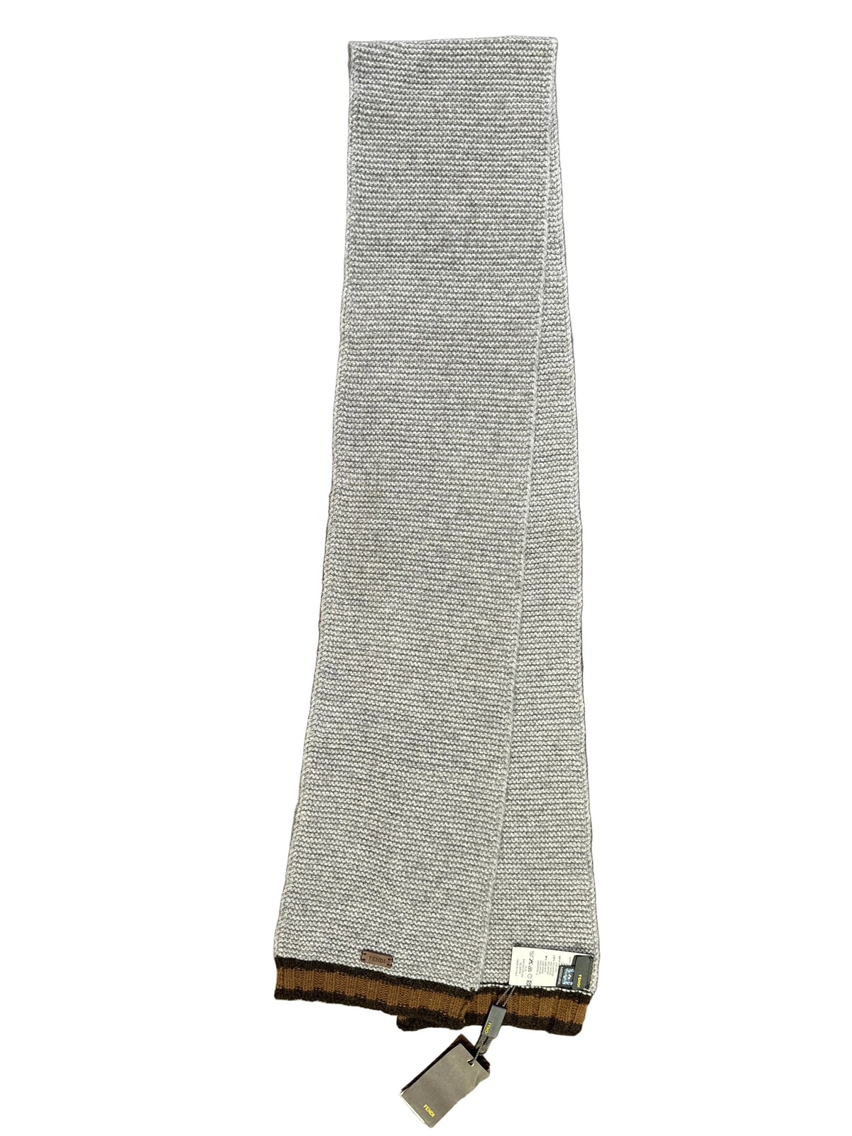 Fendi Designer-Strickschal Grau Unisex, 17 x 179 cm, Gesamtansicht mit braun-schwarzem Rand und Etikett