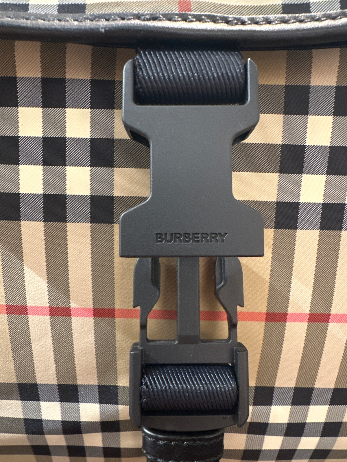 Burberry Designer Wickeltasche und Business-Bag, Vorderansicht mit Verschluss