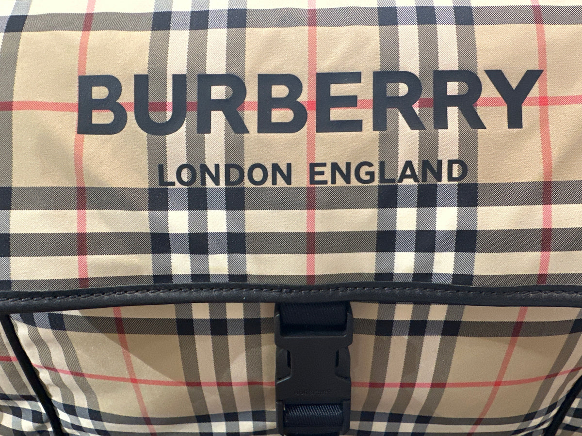 Burberry Designer Wickeltasche und Business-Bag, Logo auf der Vorderseite