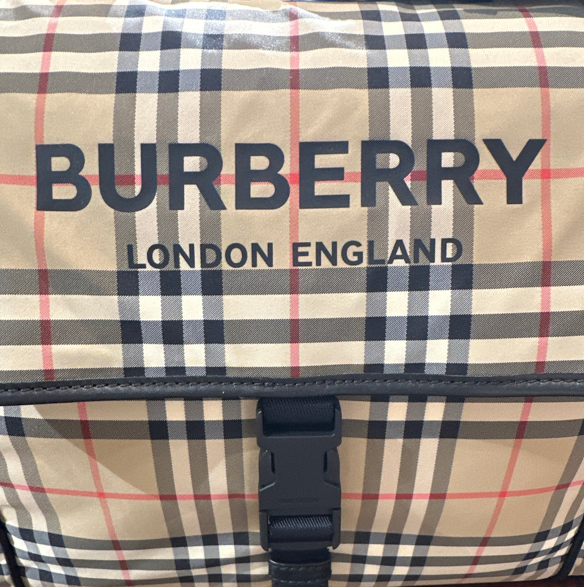 Burberry Designer Wickeltasche und Business-Bag, Vorderansicht mit Logo