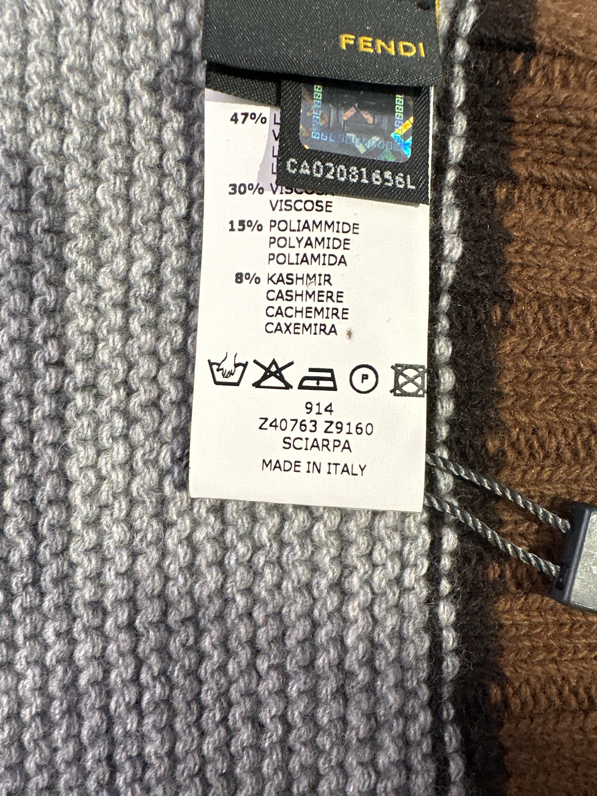 Fendi Designer-Strickschal Grau Unisex, 17 x 179 cm, Detail der Marken- und Pflegeetiketten