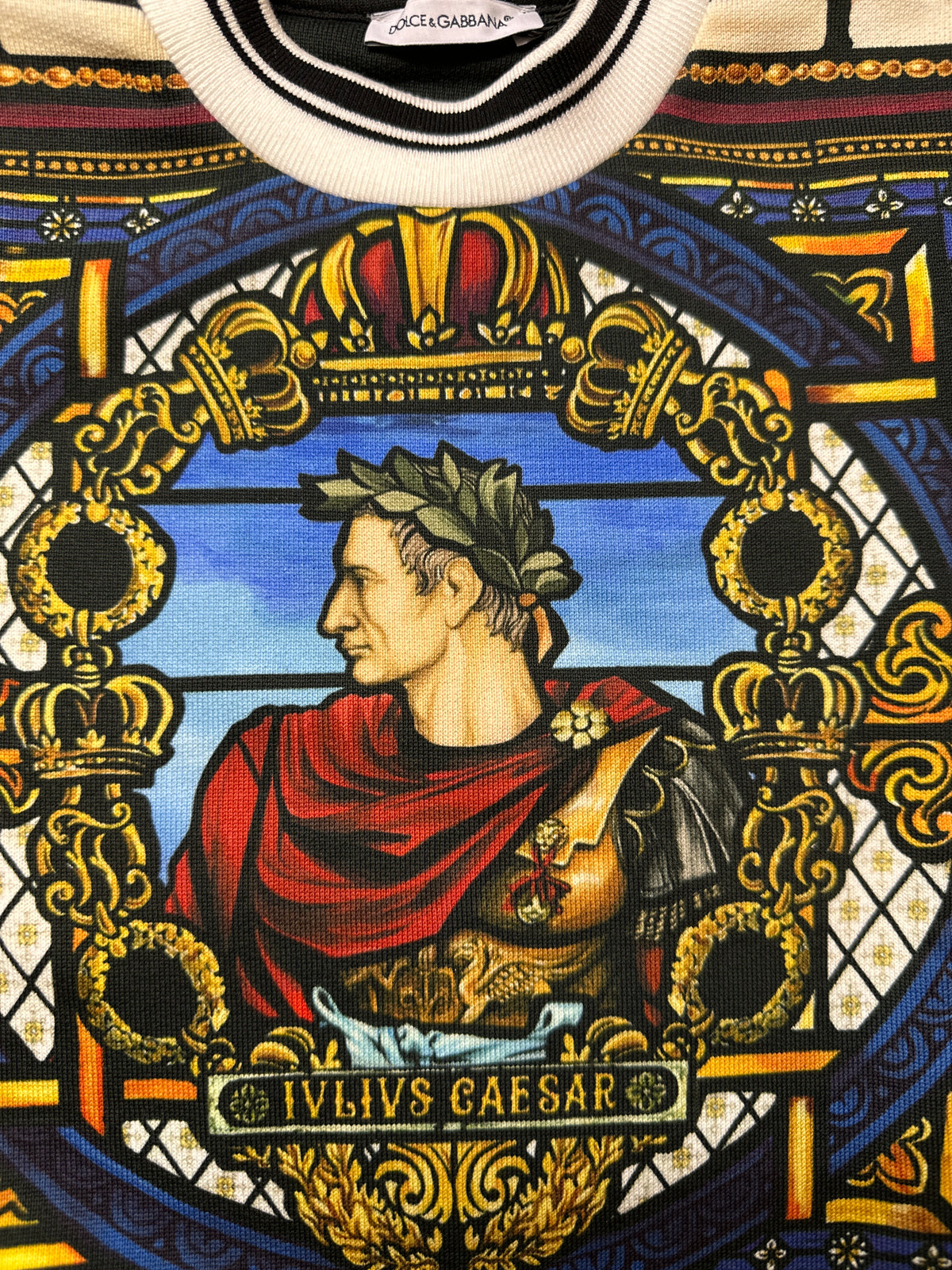 Dolce&Gabbana Designer-Sweater, 2 Jahre, blau und goldfarben, Detail des Julius-Caesar-Motivs und Rundhals