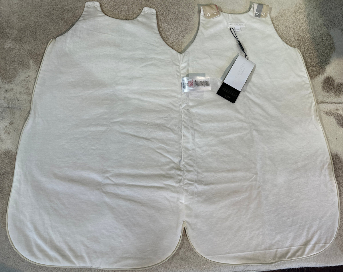 Burberry Designer- Babyschafsack, 96 x 42 cm, vollständig geöffnet mit weißem Innenfutter und Etikett