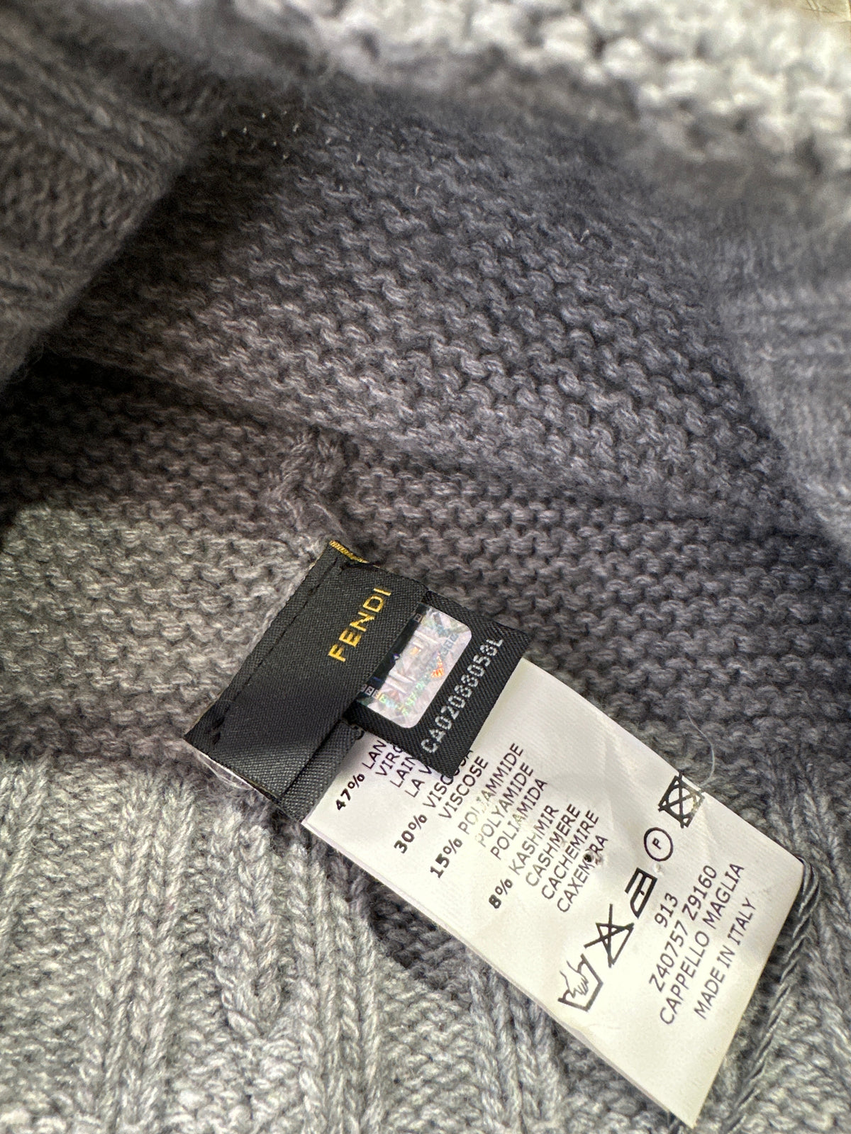Fendi Designer-Babystrickmütze Grau Unisex, 1-2 Jahre, Innenansicht mit Marken- und Pflegeetikett