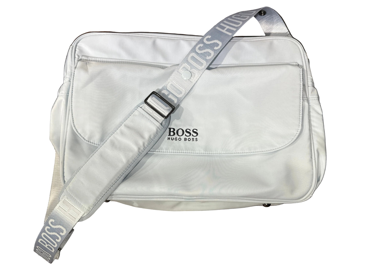 Boss Hugo Boss Designer- Wickeltasche hellblau für Junge, Vorderansicht mit Logo und Schultergurt
