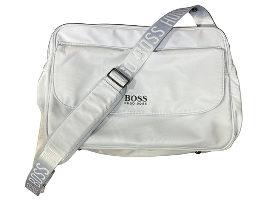 Boss Hugo Boss Designer- Wickeltasche hellblau für Junge, Vorderansicht mit Logo und Schultergurt