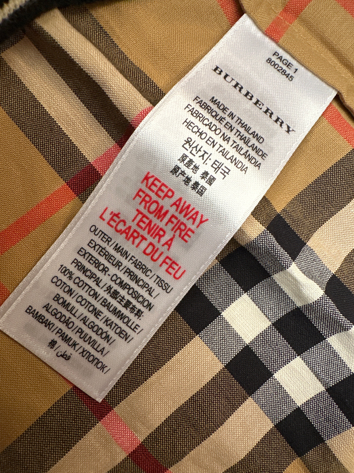 Burberry Babyanzug, 1 Monat, Nahaufnahme des Materialetiketts mit Angabe 100 % Baumwolle