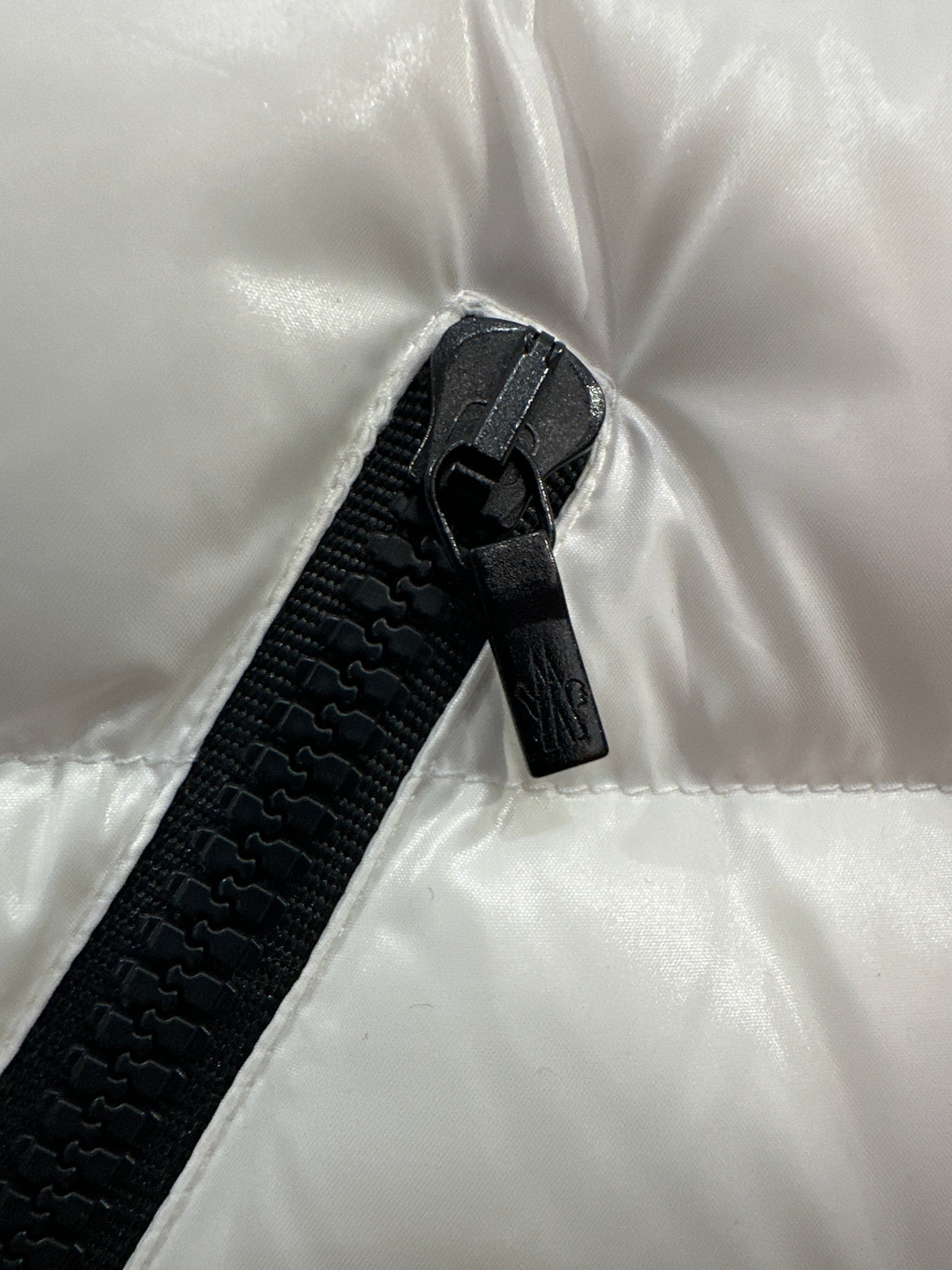 Moncler Daunenjacke Weiß Größe 10 Jahre Vorderseite mit Reißverschluss und Logoschriftzug