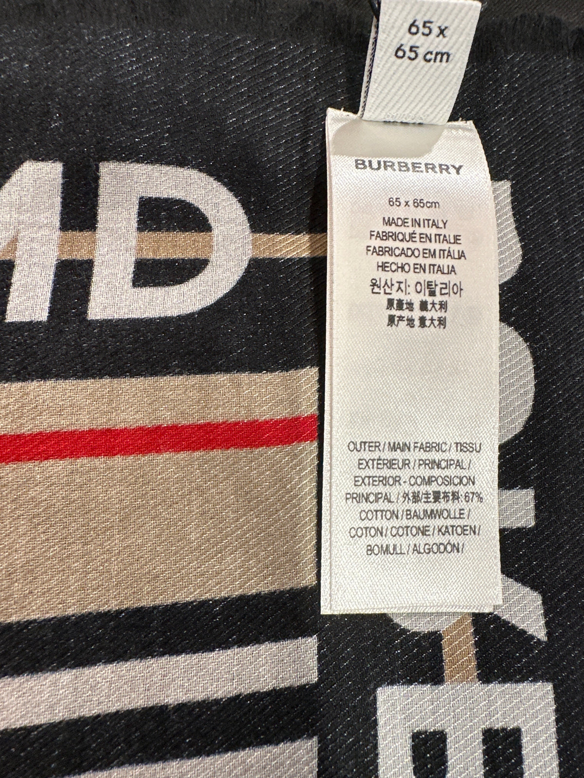 Burberry Tuch, Nahaufnahme des Größen- und Materialetiketts mit Angabe 65 x 65 cm