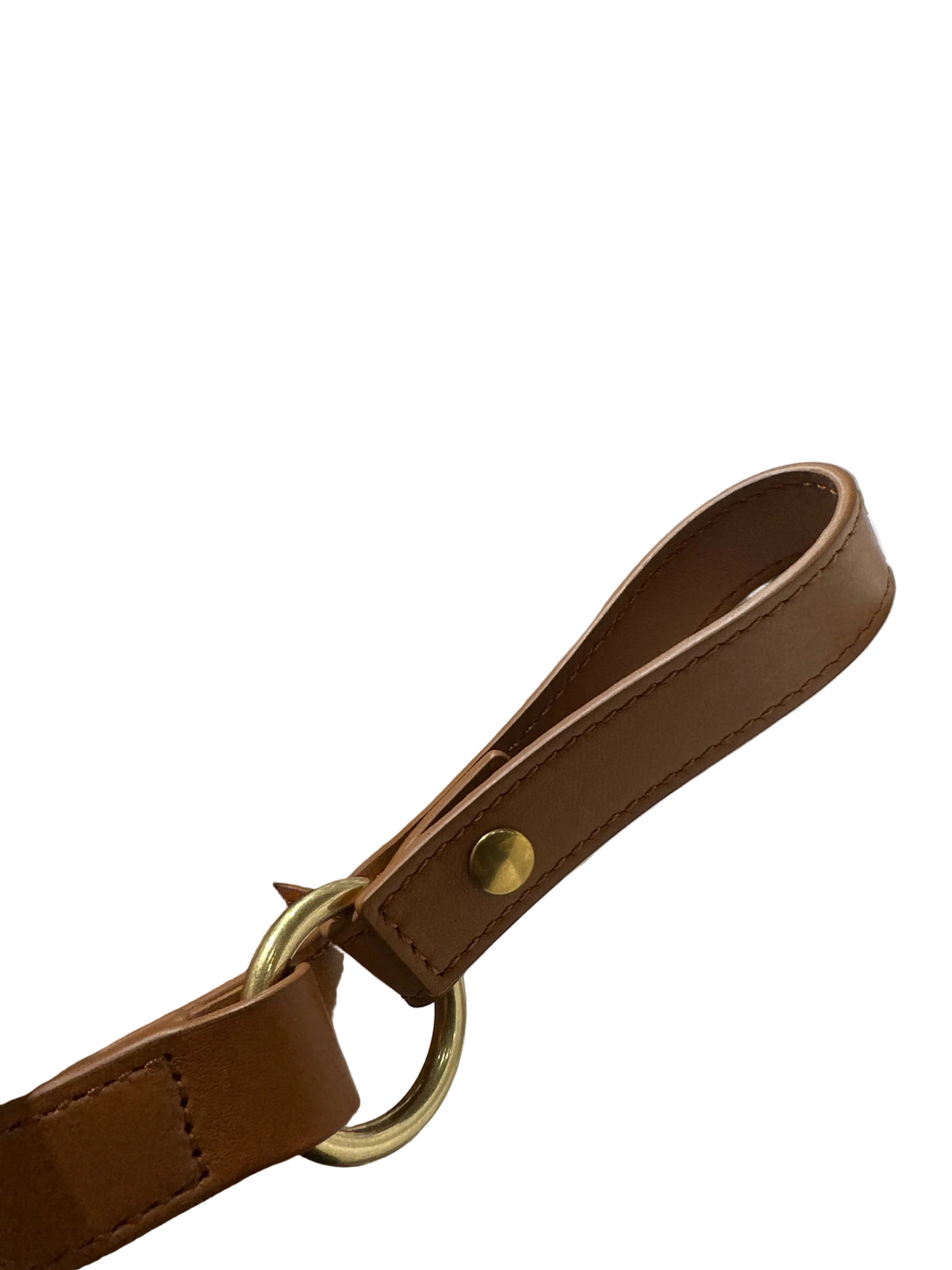 Chloe` Wickeltasche, Detail des braunen Riemens mit Druckknopf und goldfarbenem Ring