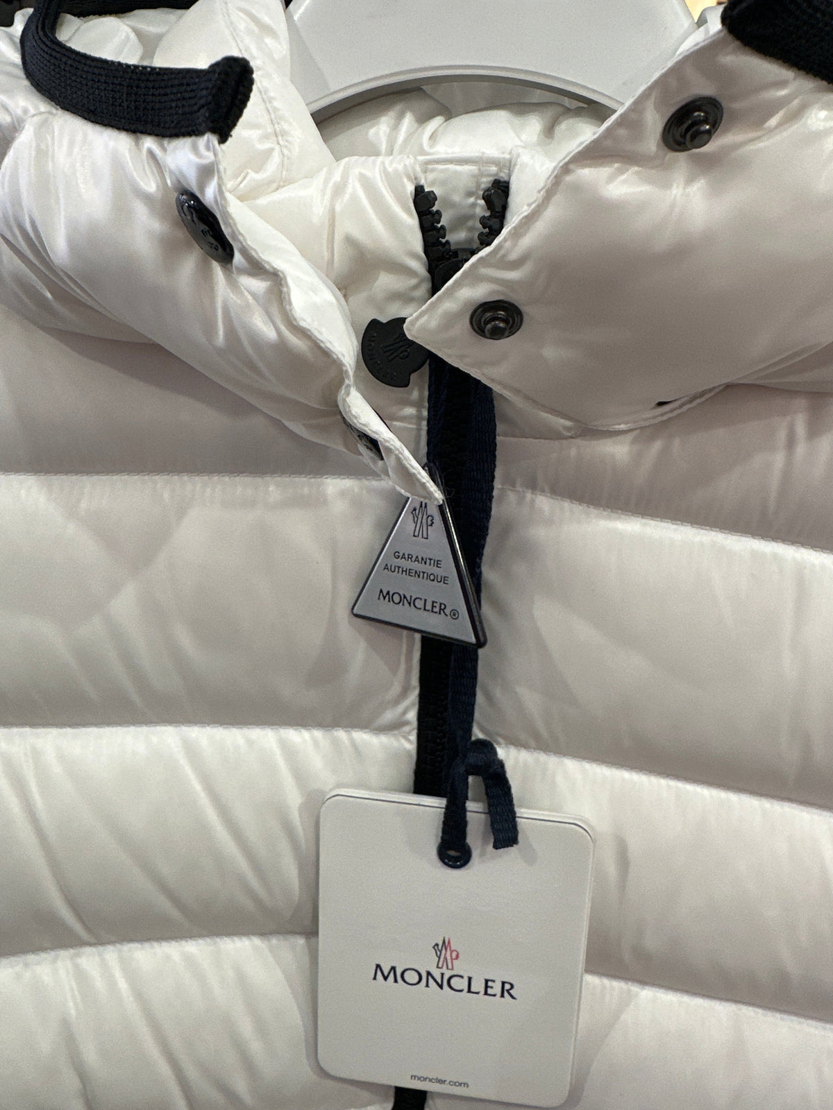 Moncler Daunenjacke Weiß Größe 10 Jahre Detail von Etikett und Reißverschluss