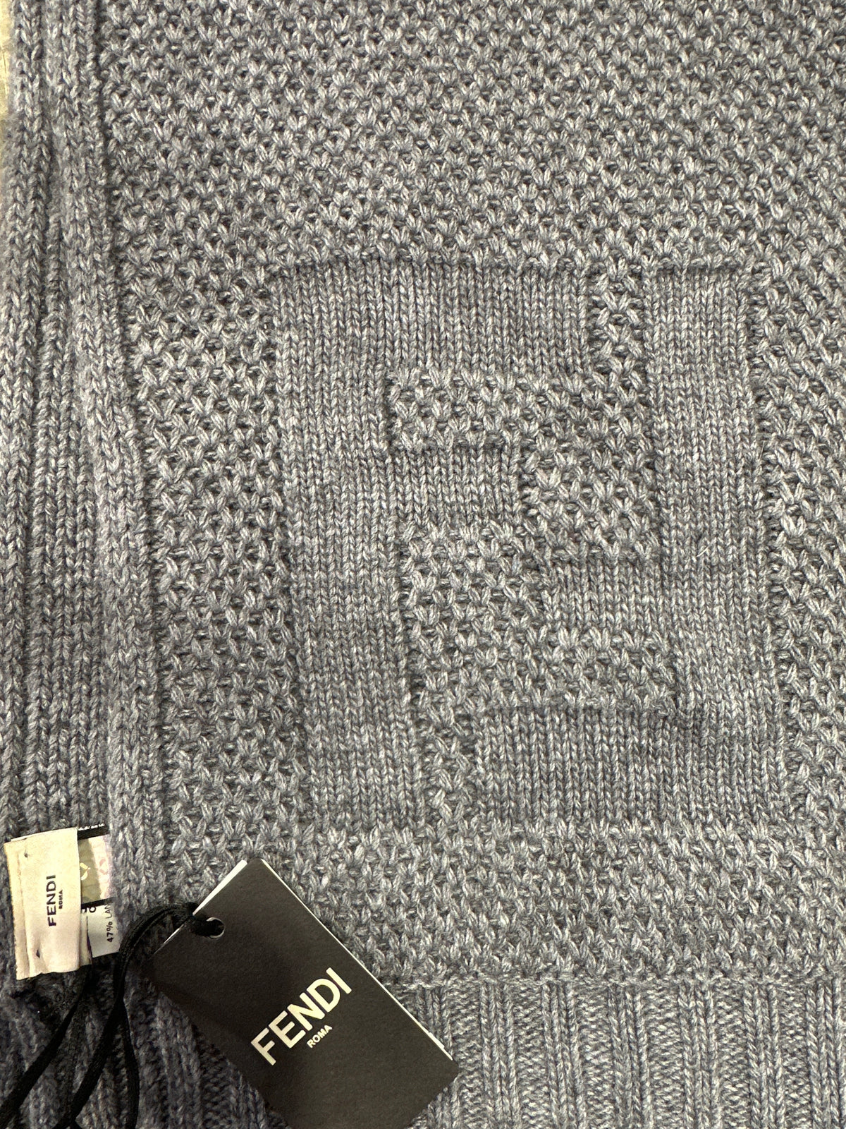 Fendi Designer-Strickschal Grau Unisex, 20 x 174cm, Detail mit FF-Logo, Rippbündchen und Etikett