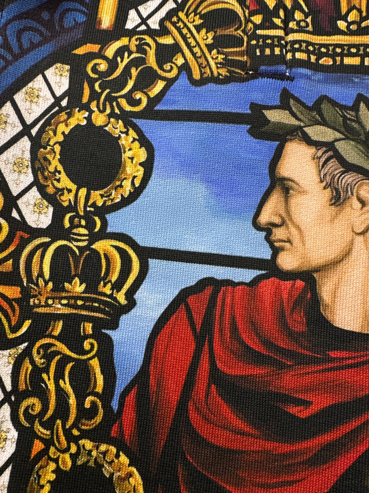 Dolce&Gabbana Designer-Jogginghose, 2 Jahre, blau, rot und goldfarben, Detail des Julius-Caesar-Motivs
