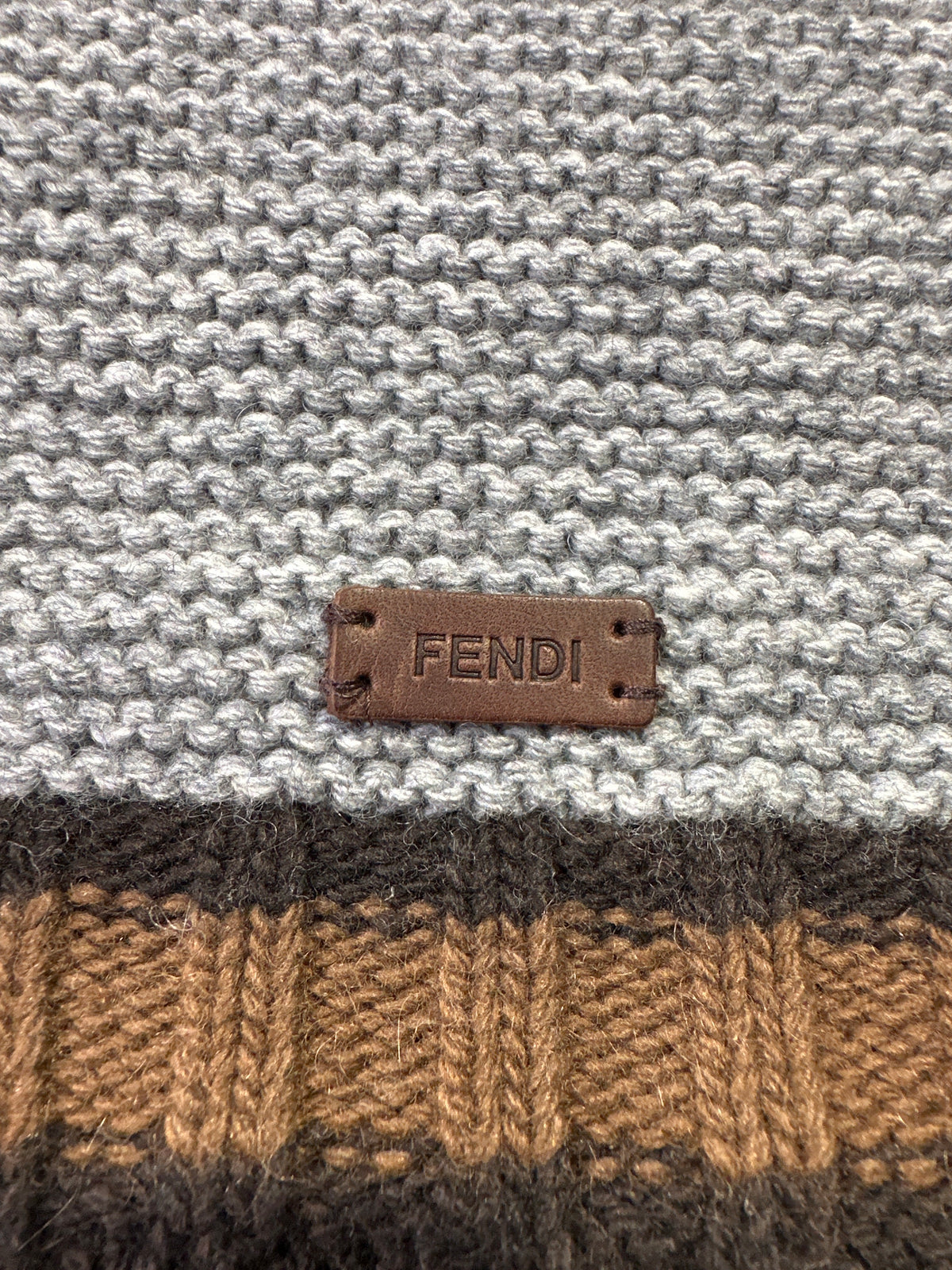 Fendi Designer-Strickschal Grau Unisex,17 x 179 cm, Nahaufnahme des Logos und braun-schwarzen Rands